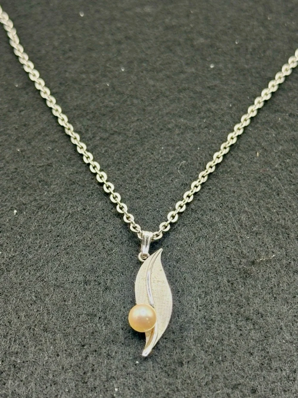 Vintage Sterling Silver Leaf Pearl Pendant Necklace - White Pearl - Picture 2 of 9